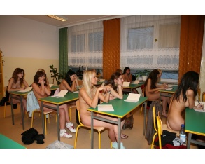 Девки студентки учатся в классе без одежды и нижнего белья